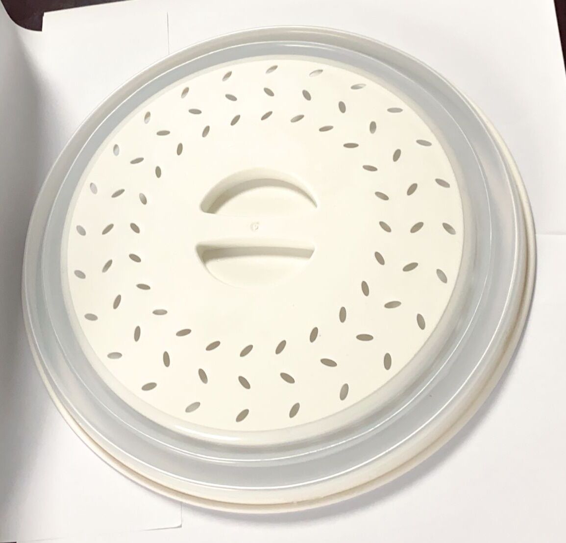 Kanevo Microwave Splash Cover helping keep food splatters contained while reheating